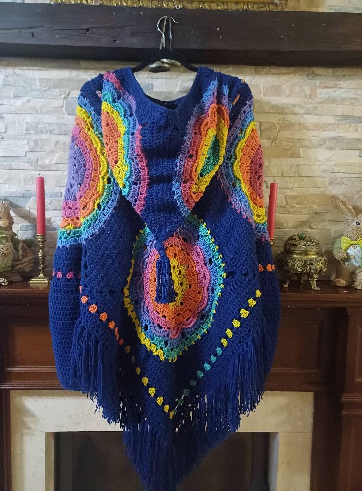 Poncho rainbow cu maneca si gluga
