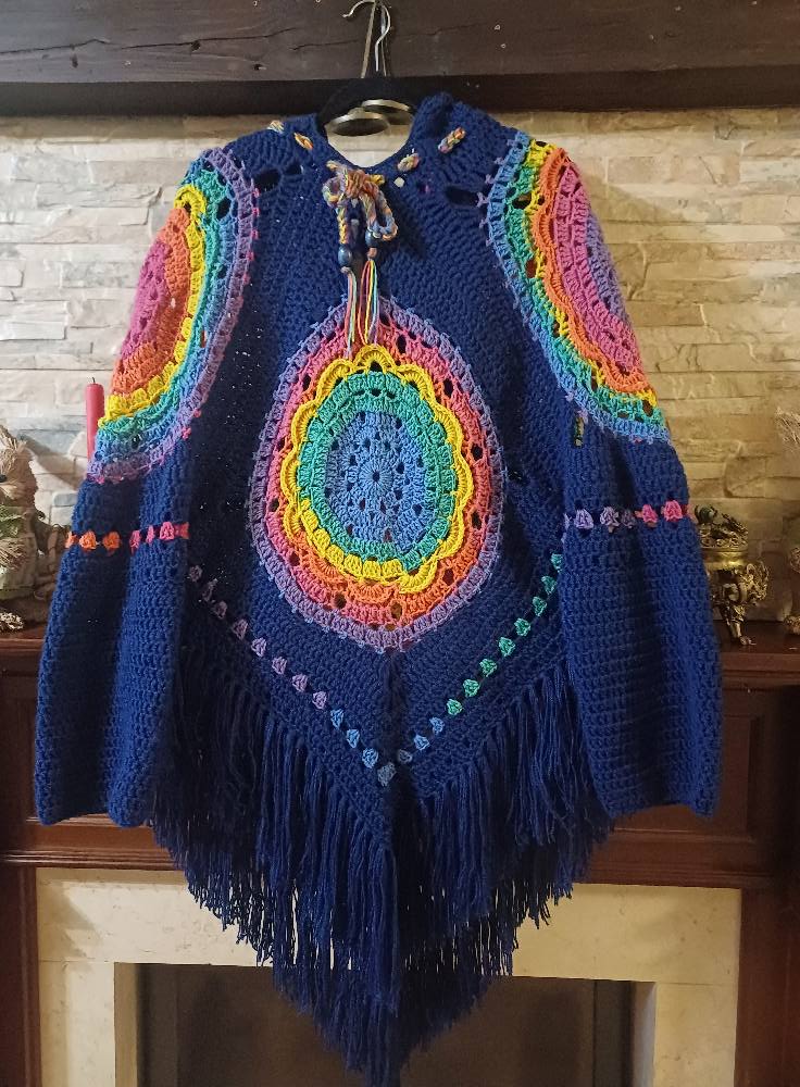Poncho rainbow cu maneca si gluga
